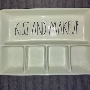 Rae dunn kiss and makeup tray